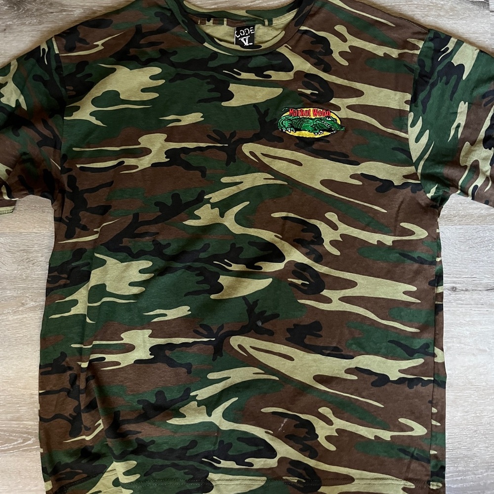 Green and brown camo Lacoste tee 
#skater
#vintage